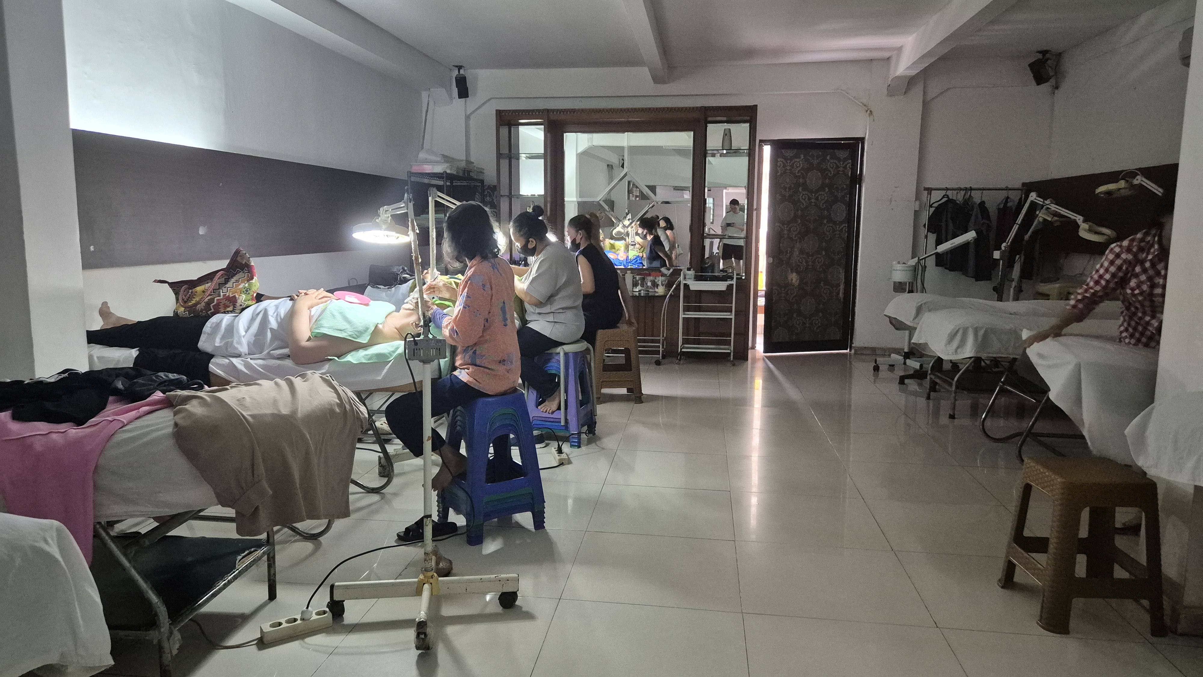 Treatment room with sinks